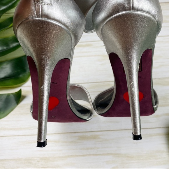 Amanda Gregory metallic silver ankle band heel - Picture 9 of 11